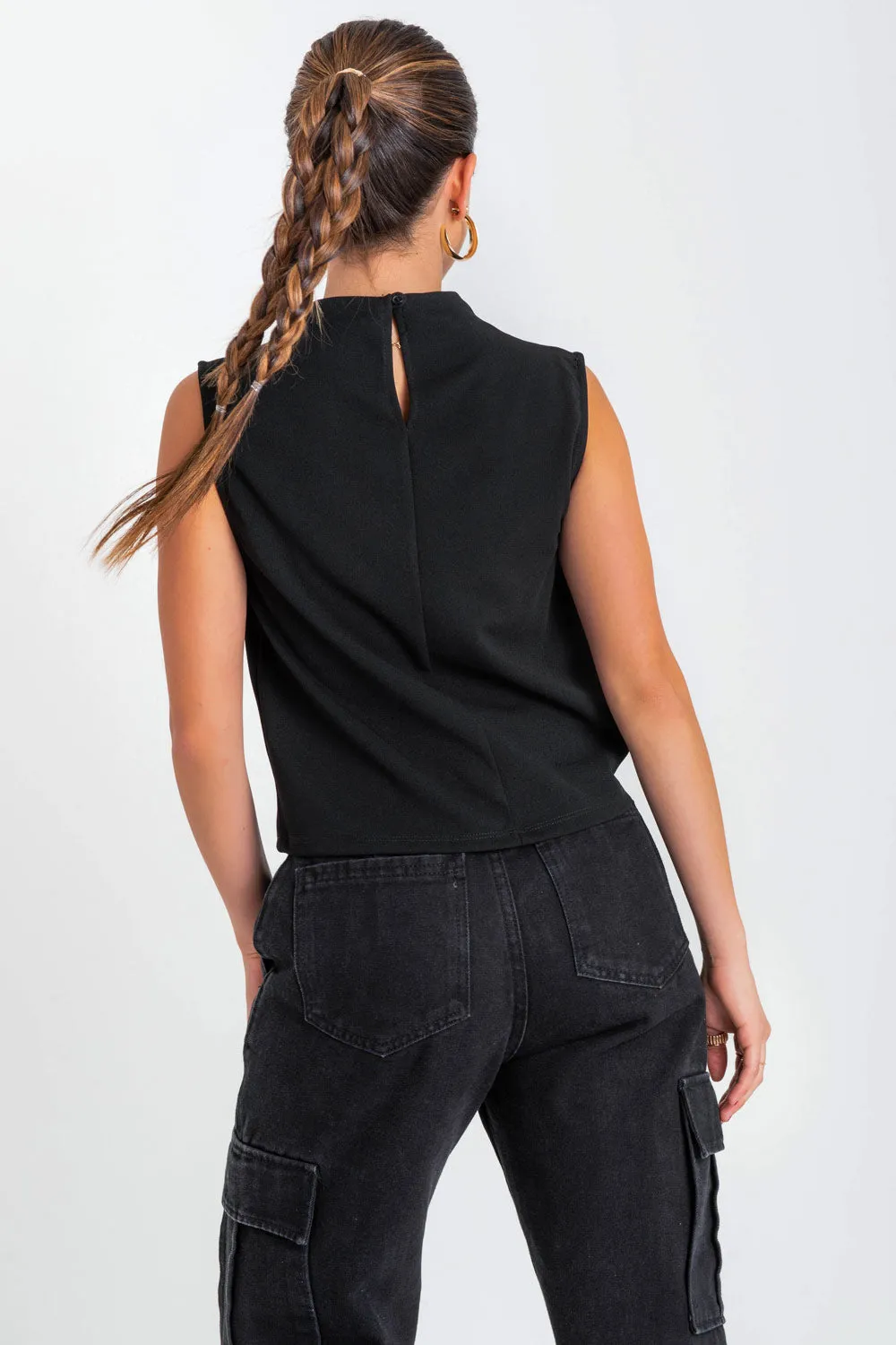 Blusa sin mangas de cuello mock con plisados